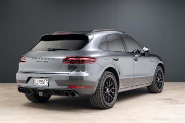 2017 Porsche Macan - Thumbnail