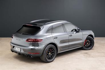 2017 Porsche Macan - Thumbnail