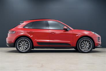 2020 Porsche Macan - Thumbnail