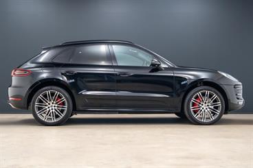 2017 Porsche Macan - Thumbnail