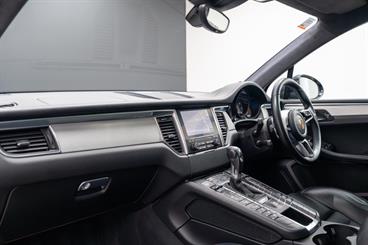2017 Porsche Macan - Thumbnail