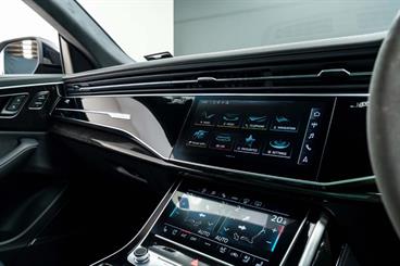 2023 Audi RS Q8 - Thumbnail