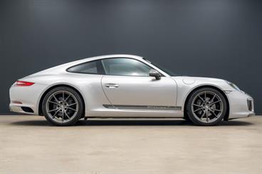 2018 Porsche 911 - Thumbnail