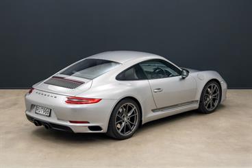 2018 Porsche 911 - Thumbnail