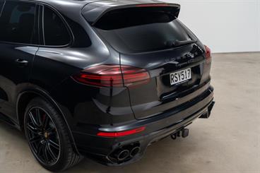 2015 Porsche Cayenne - Thumbnail