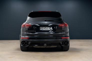 2015 Porsche Cayenne - Thumbnail
