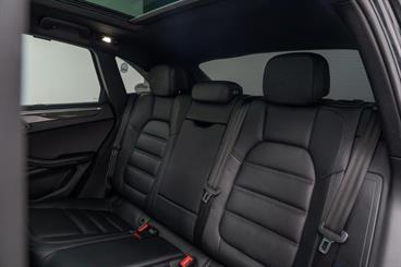 2016 Porsche Macan - Thumbnail