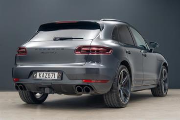 2016 Porsche Macan - Thumbnail