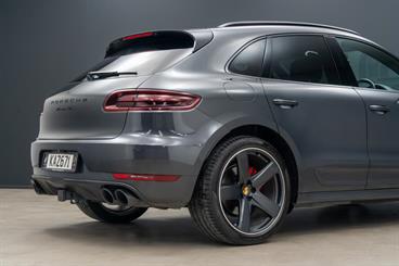 2016 Porsche Macan - Thumbnail