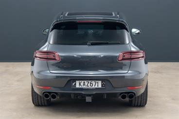 2016 Porsche Macan - Thumbnail