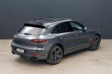 2016 Porsche Macan - Thumbnail