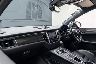 2016 Porsche Macan - Thumbnail