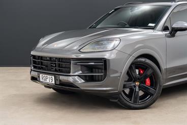 2024 Porsche Cayenne - Thumbnail