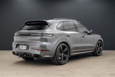 2024 Porsche Cayenne - Thumbnail