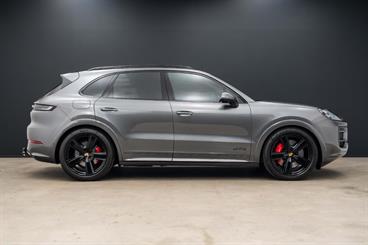 2024 Porsche Cayenne - Thumbnail