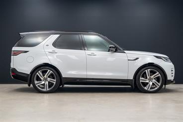 2023 Land Rover Discovery - Thumbnail