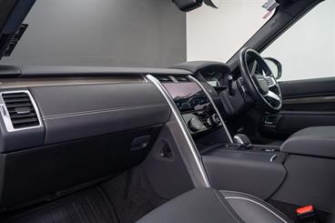 2023 Land Rover Discovery - Thumbnail